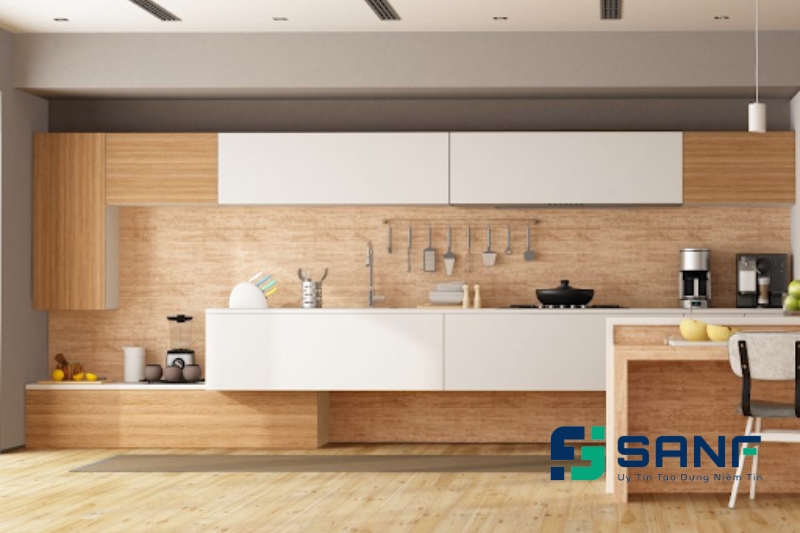 Phòng bếp với tường nhựa giả gỗ ấm cúng
